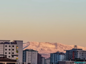 Sabah Ergani Dağları ve Şehrin Binalarının Zoom ile Perspektif bir Fotoğrafı 📷 / 9903