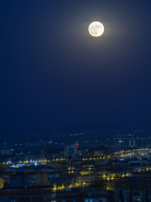 Şehrin ışıkları üzerinde Ayın görüntüsü 📷 / 29003