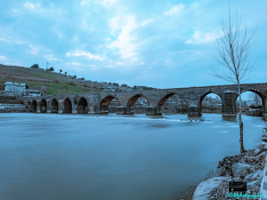 İpeksi su Modunda İlkbahar Cold Tonlarda Ongözlü Köprü / 13782
