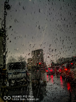 Araba Camının üzerindeki Yağmur Damlaları-Huawei P10 Plus / 15489